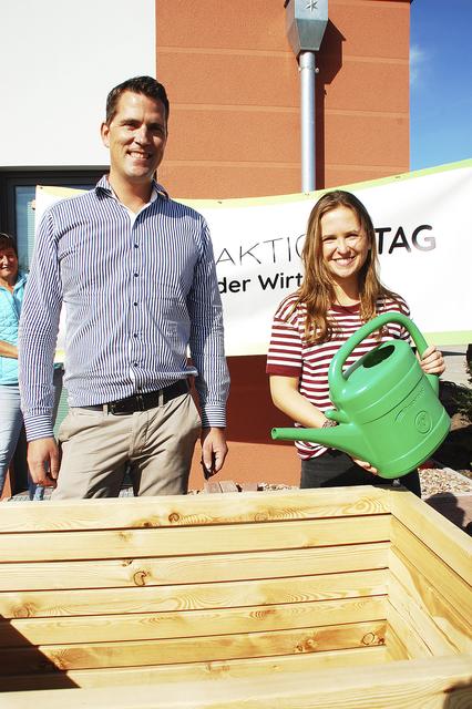 Vewerbevereinsvorsitzender Marco Hauschild und Mitarbeiterin Hannah Solle freuen sich über die neuen Hochbeete, die mit Kräutern bepflanzt werden sollen