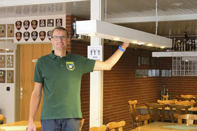 Peter Ording mit den selbst gebauten neuen Lampen | Foto: sb