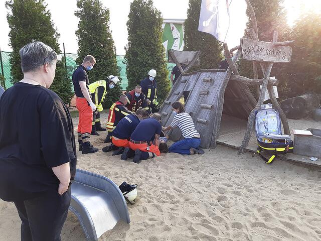 Sanitäter, Ärzte und Feuerwehrleute kümmerten sich um das verunglückte Mädchen