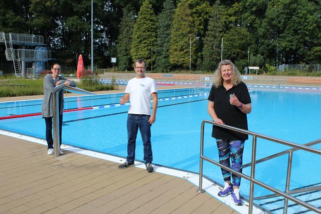 "Die Corona-Regeln wurden gut eingehalten", freuen sich Salzhausens Badleiter Matthias Rühmann mit den Kassiererinnen Pamela Lux (li.) und Brigitte Thiele