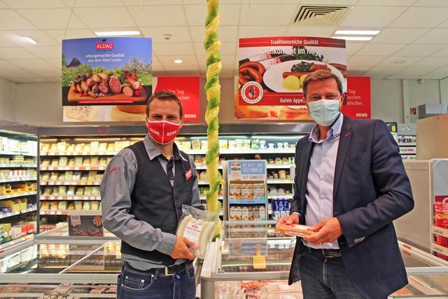 Sören Schmidt und Oliver Grundmann jeweils mit ihren Lieblingsspezialitäten an Würsten von Firma Aldag und Fleischerei Bartsch