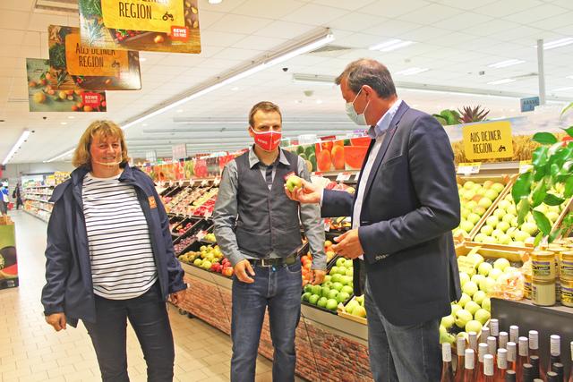 Oliver Grundmann testet einen Apfel von Ulrike Schuback
