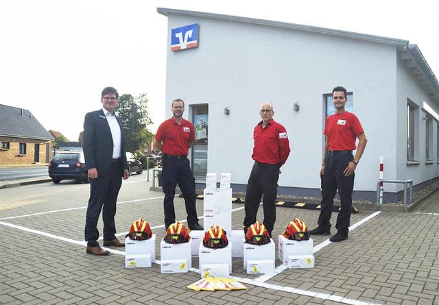 Bei der Spendenübergabe (v. li.): Andreas Johannes (Volksbank) sowie Dr. Michael Herrmann, Sebastian Schröder und Henrik Düffert von "ForestFireWatch" Foto: ForestFireWatch