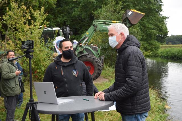 Die Übertragung des Rennens erfolgte zeitversetzt im Internet: Oliver Stein mit Präsident Jan Wiesch (li.)
