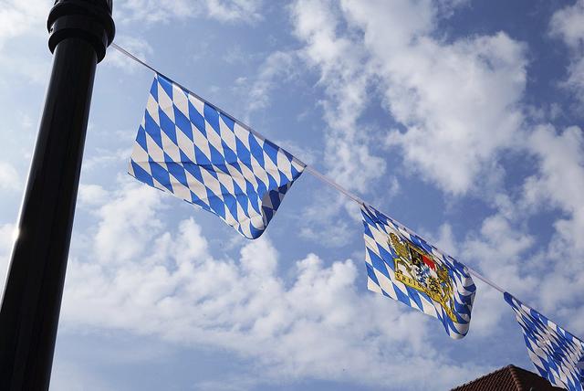 Die Altstadt wird mit blau-weißen Wimpeln geschmückt