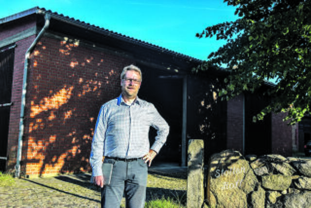 Christian Heuer, erster Vorsitzender des Vereins Wir in Ramelsloh, steht an einen historischen Ort. An der Einfahrt zum "Stolten Hoff" befand sich früher das Feuerwehrhaus | Foto: ts