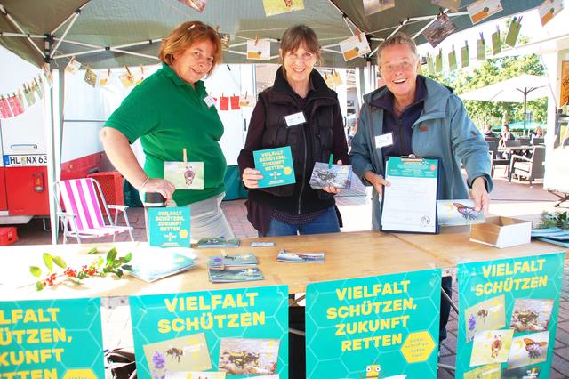 Sie sammeln Stimmen für das Volksbegehren (v.li.): Sonja Stey (Grüne) und 
BUND-Mitglieder Babett Ohlen und Kerstin Münnich-Krüger | Foto: sla