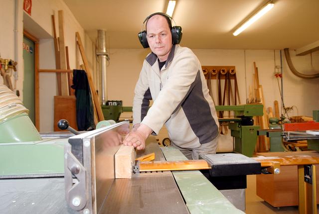 Hier legt der Chef und Meister noch selbst Hand an   Fotos: Tischlerei Best (2)/thl