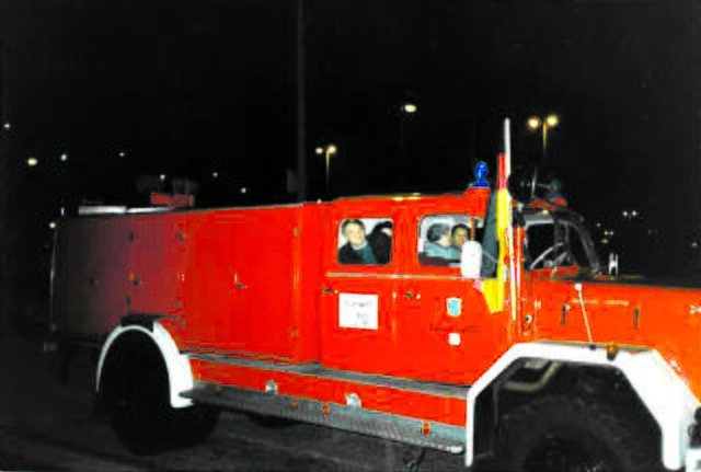 Am 3. Oktober 1990 fuhr Friedrich Meyer im Oldtimer-Feuerwehrfahrzeug durch Hamburg