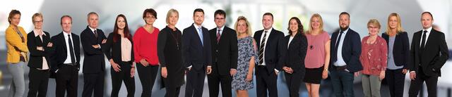 Das Team von Miske &amp; Loeck (v.li.): Vera Nußbaum, Antje Handta, Andreas Altmann, Roland Gust, Anne Kasten, Birgit Beyer, Petra Frank, Philipp Schendel, Thomas Kühnel, Bettina Kühnel, Jan Löwenberg, Dilara Günkaya, Kirsten Iffland, Marcel Fahje, Sabine Schneider, Lucija Gadau und Vadim Obert  | Foto: Uli Seidel / Hollenstedt