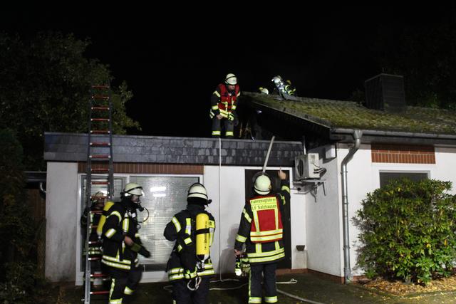 Über einen Anbau des Hauses und das Dach verschaffte sich die Feuerwehr Zugang zum Dachboden