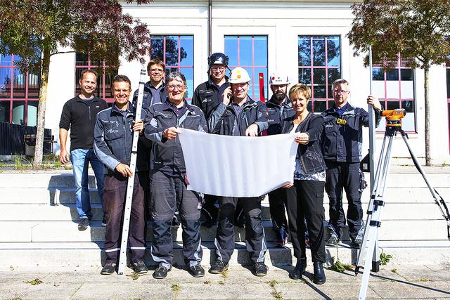 Bauingenieur Holger Voß (vorne Mitte) mit seinem Team von PBVoss Foto: PB Voss