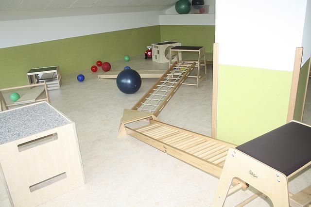 Im Bewegungsraum haben die Kinder viele Spielmöglichkeiten