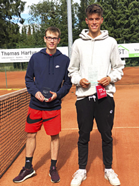 Im Finale um die Regionsmeisterschaften Junioren U 18 hat sich Jesteburgs William Leschig (re.) gegen Jonas Müller durchgesetzt