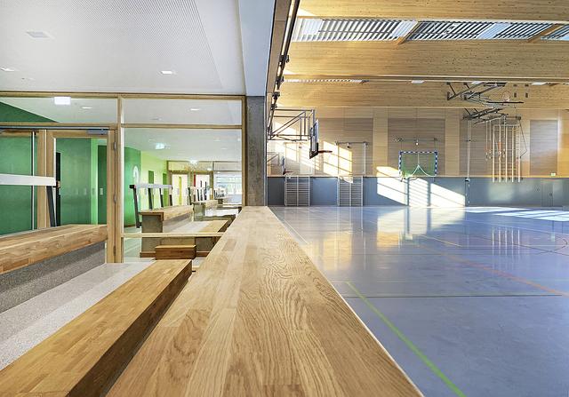 Die neue Dreifeld-Sporthalle verfügt auch über eine
geräumige Zuschauertribüne