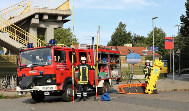 Da Klecken direkt an der Eisenbahnstrecke Hamburg-Bremen liegt, werden die Ortswehr Klecken und die Nachbarwehr Eckel regelmäßig im sogenannten „Bahnerden“ geschult: Sollte es im Bereich der Bahn zu einem Einsatz kommen und die Oberleitung wurde beschädigt, muss diese abgeschaltet und geerdet werden. Ansonsten könnten Einsatzkräfte durch den elektrischen Strom verletzt werden | Foto: FFW Klecken