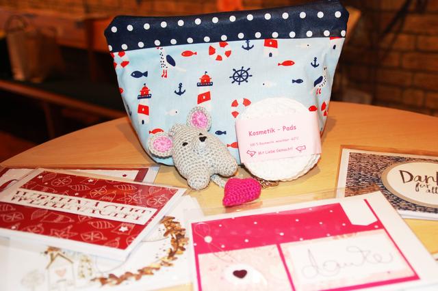 Grußkarten, Kulturtaschen, selbstgehäkelte Kosmetik-Pads und vieles mehr sind auch tolle Geschenkideen