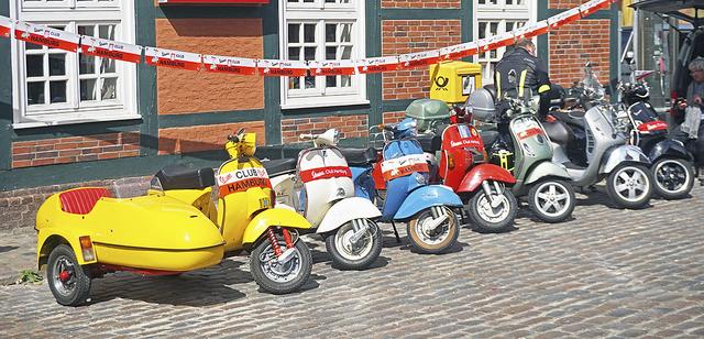 Mit diversen Zweirädern besucht der Vespa Club Hamburg bei seiner Ausfahrt die Hansestadt Stade und zeigt seine Liebhaberstücke
