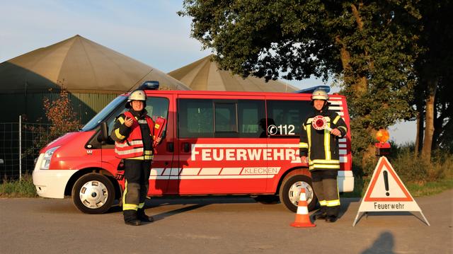 Feuerwehrleute mit dem Mannschaftstransportfahrzeug (MTF) vor einer der beiden Biogasanlagen im Ort  | Foto: FFW Klecken