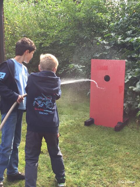 "Einsatz" mit der Kübelspritze: In der Kinderfeuerwehr Klecken werden die Kleinen spielerisch an die Feuerwehr herangeführt | Foto: FFW Klecken