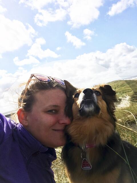 Saskia Spieker aus Pinnenberg mit ihrer "Loki" mit einem Dünenselfie aus Dänemark | Foto: Saskia Spieker