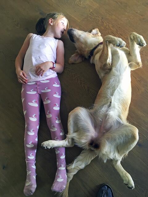 Ein Herz und eine Seeele: Golden Retriever Hündin "Lilli" und Leonie aus Seevetal | Foto: Nadine Dyballa