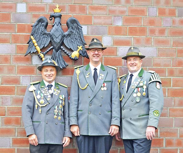 Leiten die Geschicke der Jesteburger Schützen (v. li.):
Schriftführer Gunnar Jäckel, Präsident Torsten Lange,
Vizepräsident Sven Hatesuer
