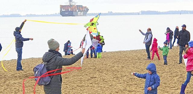 Kinder lassen ihre z.T. selbst gebastelten Drachen steigen | Foto: ig