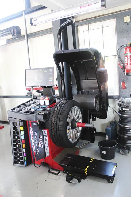 Hightech: die Maschine zum Auswuchten der Reifen