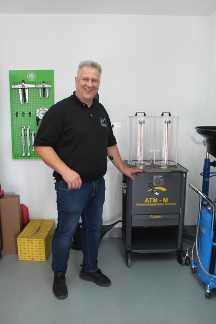 Michael Ospalski mit dem Gerät für die Getriebespülung