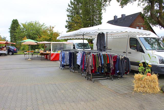 Aktuelle Herbstmode wurde u.a. auf dem Wochenmarkt angeboten