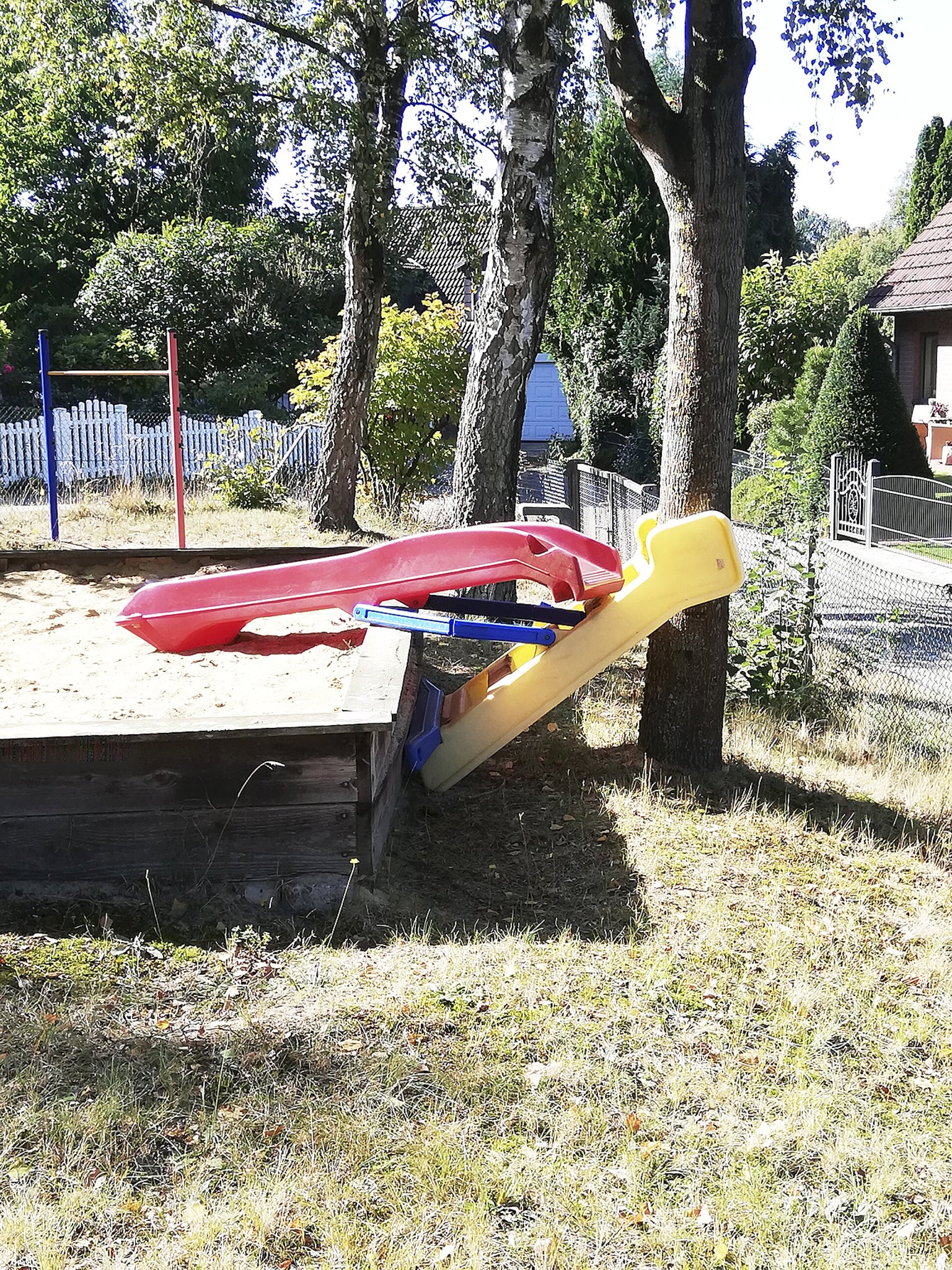 unbekannte-zerst-ren-beliebte-plastikrutsche-vandalismus-auf-dem