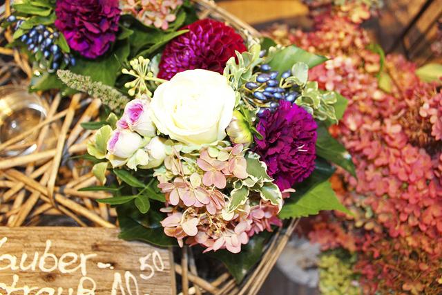 Ob Pflanzenarrangements, Tischdekoration oder saisonale Sträuße, Blumenfreunde kommen hier auf ihre Kosten