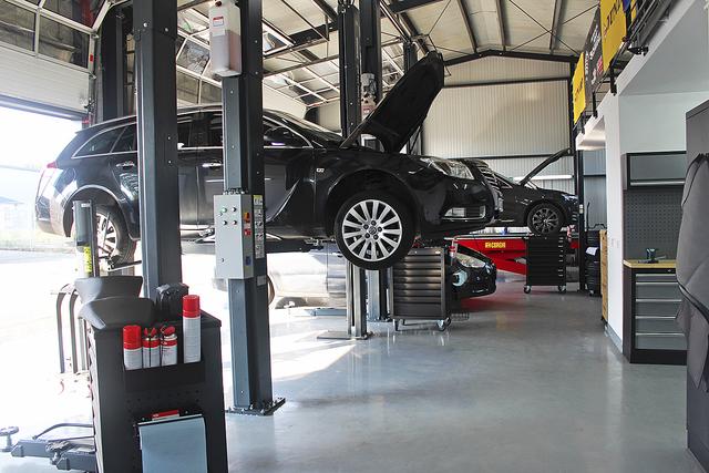 Die Werkstatt ist mit vier Hebebühnen und modernsten Geräten für Fahrzeuge aller Marken ausgestattet