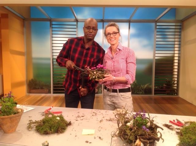 Fünf Jahre lang hat Miriam Fischer, hier mit Moderator Jared Dibaba, im NDR-Fernsehen Tipps und Tricks für Dekogestecke gezeigt | Foto: Fischer