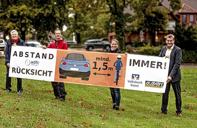 Werben für mehr Abstand (v. li.): Helga Blanck und Kai Strahlendorff vom ADFC Hollenstedt mit den Sponsoren, Tanja Schnurpfeil von der Academy Intensivfahrschule Nordheide und Volksbank-Vorstandsmitglied Wilhelm Prigge