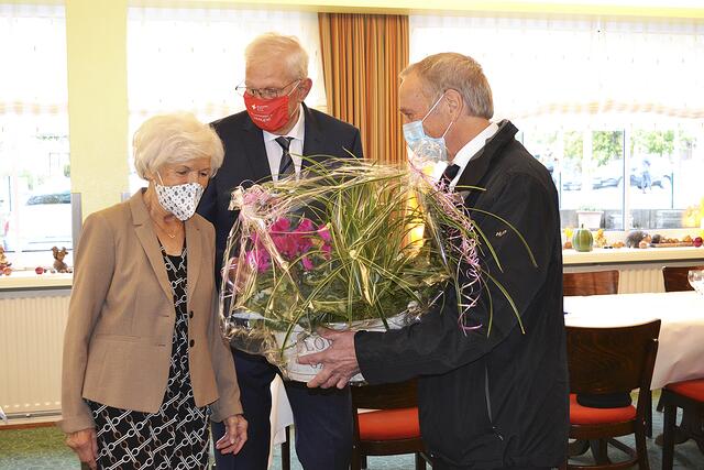 Gerhard Netzel überreichte - wie viele andere Gäste - Blumen an Helgard Weis, die oft auf ihren Mann verzichten muss | Foto: bim