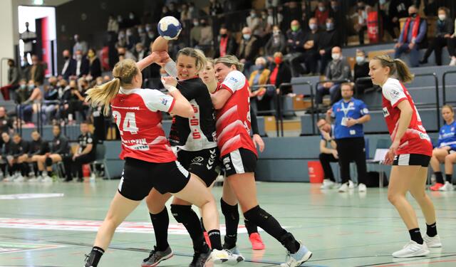 Evelyn Schulz (am Ball) verkürzte 50 Sekunden vor Schluss zum 26:27 | Foto: cc