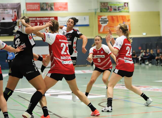 Fatos Kücükyildz (am Ball) mit Sprungwurf aus dem Rückraum | Foto: cc