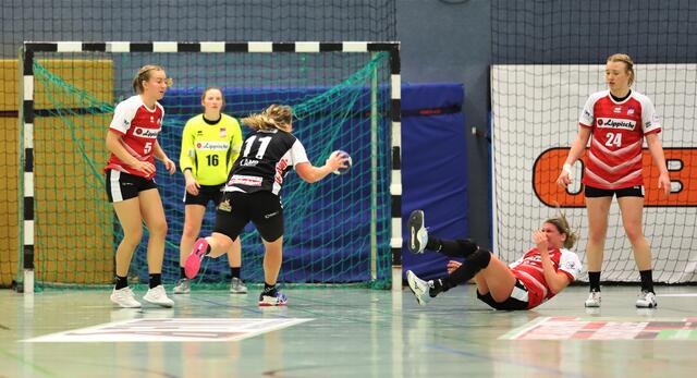 Sarah Lamp (am Ball) hat sich vor dem gegnerischen Tor durchgesetzt | Foto: cc