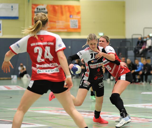 Luchse-Spielmacherin Kim Berndt (am Ball) kämpft sich durch | Foto: cc