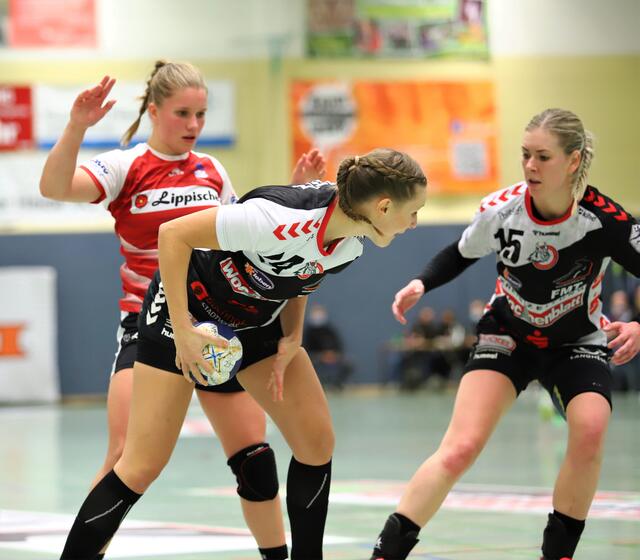 Natalie Axmann (Mitte) und Kim Berndt sichern gemeinsam den Ball | Foto: cc