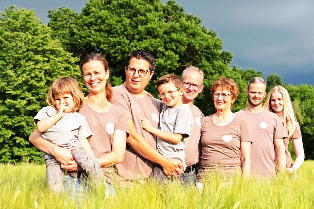 Die ganze Familie setzte die Idee des Hofladens um (v.li.): Sandra de Wall mit Tochter Maja und ihr Mann Jan mit Sohn Noah, Heinz und Regine Becker sowie Stefan Becker mit Freundin Luisa von Stemm  | Foto: Jakob Schumacher