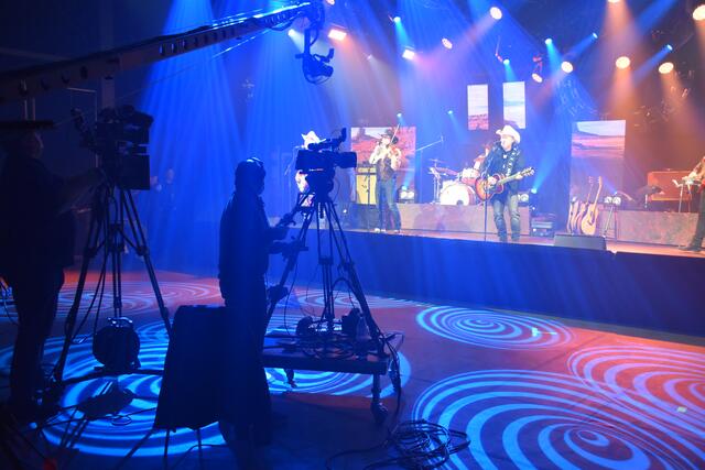 In der Halle von Groh PA Veranstaltungstechnik war eine perfekte Bühne aufgebaut | Foto: Axel-Holger Haase