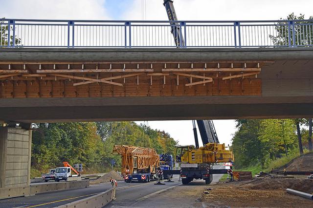 Die Holzverschalung am Brückenneubau wurde entfernt | Foto: ts
