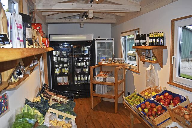 Im Hofladen gibt es eine Vielzahl an landwirtschaftlichen Produkten | Foto: Axel-Holger Haase