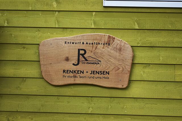 Ein Dank geht von Stefan Becker und seiner Schwester Sandra de Wall an die Firma Renken + Jensen | Foto: Axel-Holger Haase