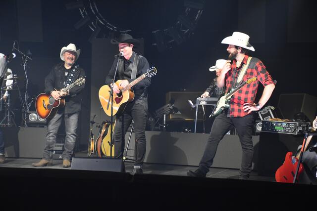Sänger, Schauspieler und Moderator Fabian Harloff (Mitte) stand mit Truck Stop auf der Bühne | Foto: Axel-Holger Haase