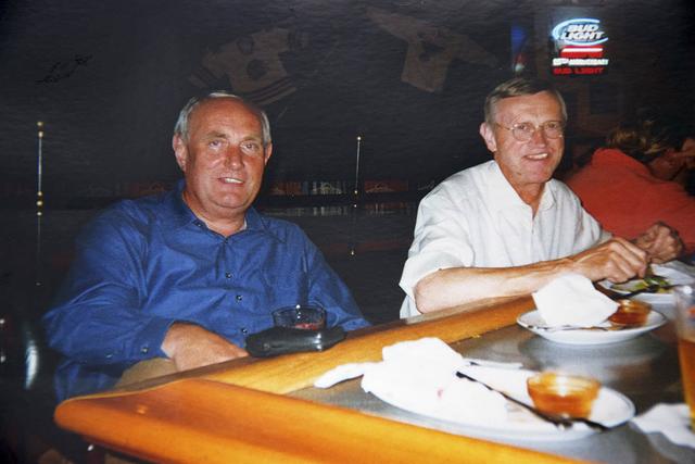 Friedrich Becker (re.) mit dem damaligen Bürgermeister Rainer Timmermann während des Besuchs einer Delegation der
Gemeinde in der Partnerstadt Decatur in den USA