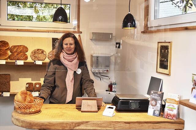 Die Kasse am Tresen ist nach Hygienebestimmungen mit einem Spuckschutz versehen worden | Foto: Axel-Holger Haase